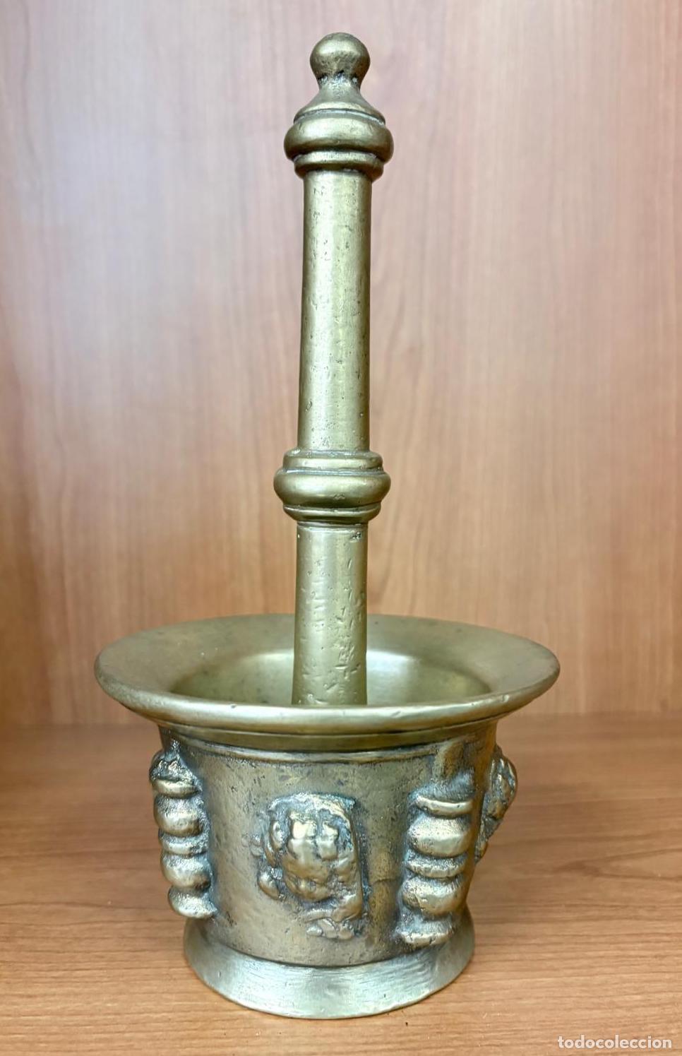 Antig&uuml;edades: MORTERO DE BRONCE CON MANO ORIGINAL DECORADO CON CABEZAS DE QUERUB&Iacute;N. SIGLO XIX