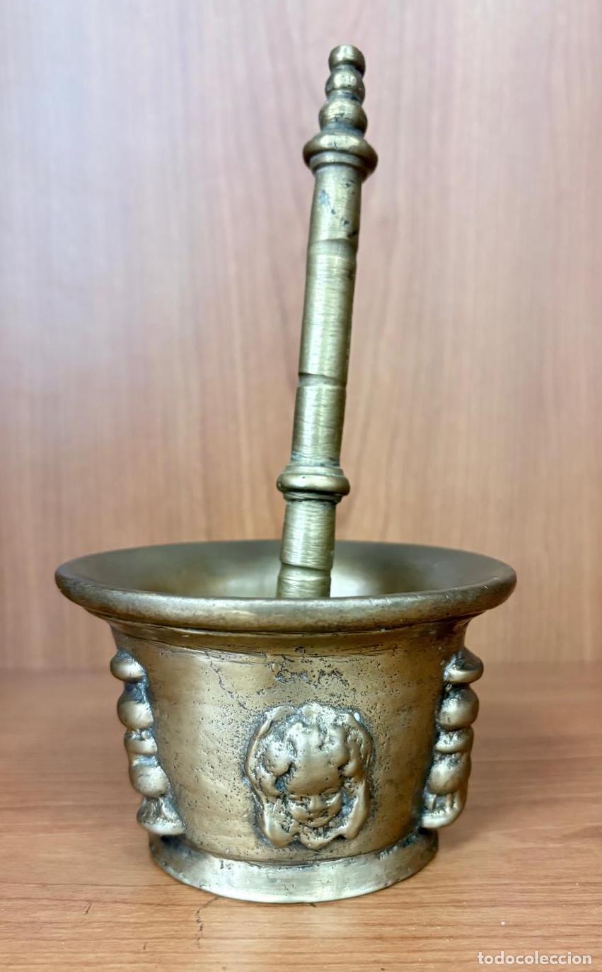 Antig&uuml;edades: MORTERO DE BRONCE CON MANO Y DECORACI&Oacute;N DE QUERUBINES. S. XIX