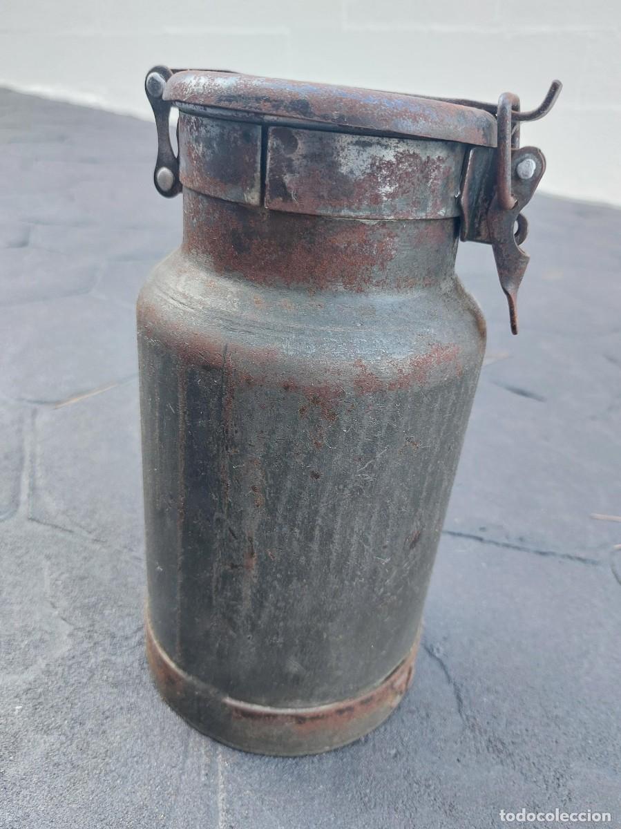 Antig&uuml;edades: Lechera antigua, 1930-1940 de hierro galvanizado. 3 litros. Cierre de ballesta. Alta Colecci&oacute;n R&uacute;sti