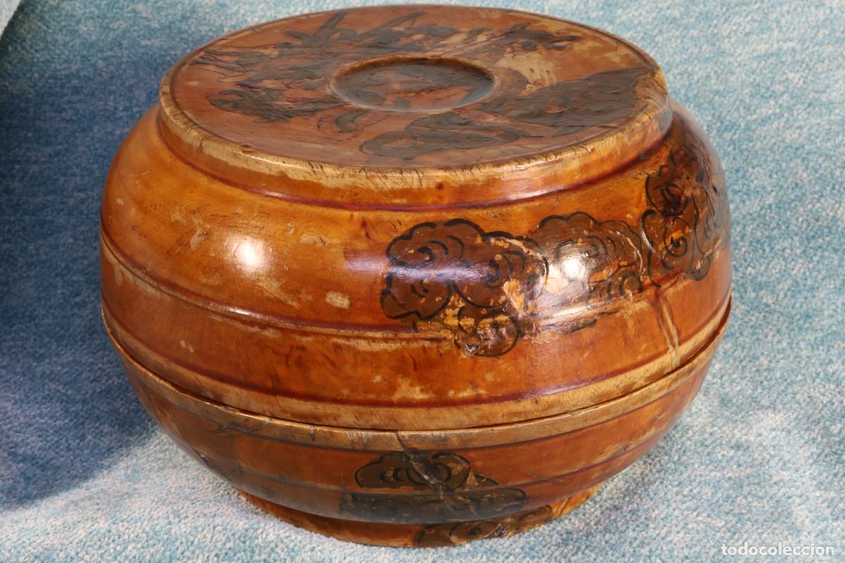 Antig&uuml;edades: Caja china redonda de madera. Pintada a mano. Round wooden Chinese box. Hand-painted.