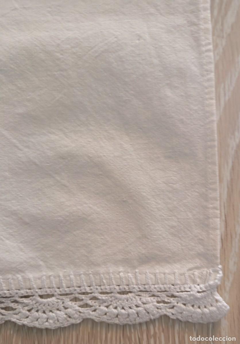Antiquit&eacute;s: Tapete para estanterias. Hilo y puntilla de ganchillo, hecho a mano.
