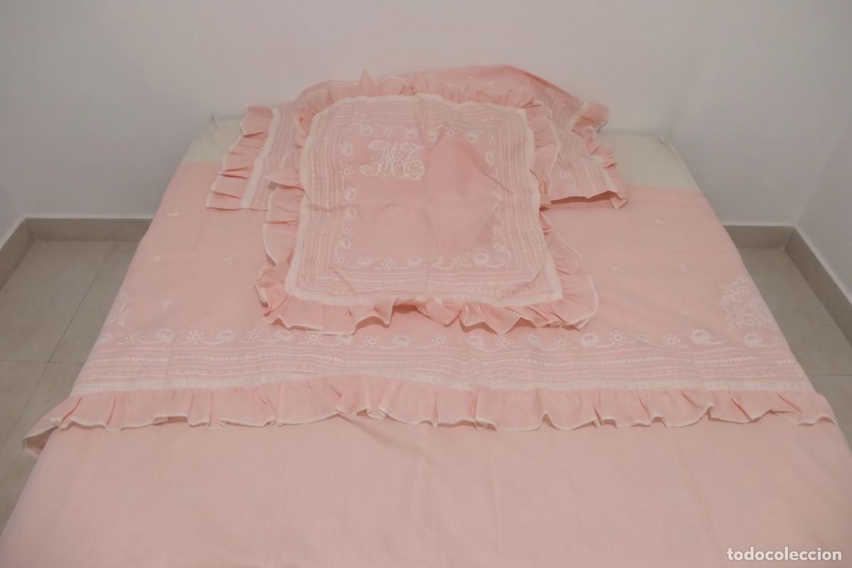 Antiguidades: Juego de Cama Vintage de Hilo/Algod&oacute;n Rosa con Bordado Ajuar, Iniciales (MC) y Volantes impecable