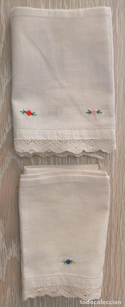 Antiquit&eacute;s: 2 Tapetes para estanterias. Antiguos. Hechos a mano. Puntilla de bolillos a mano.
