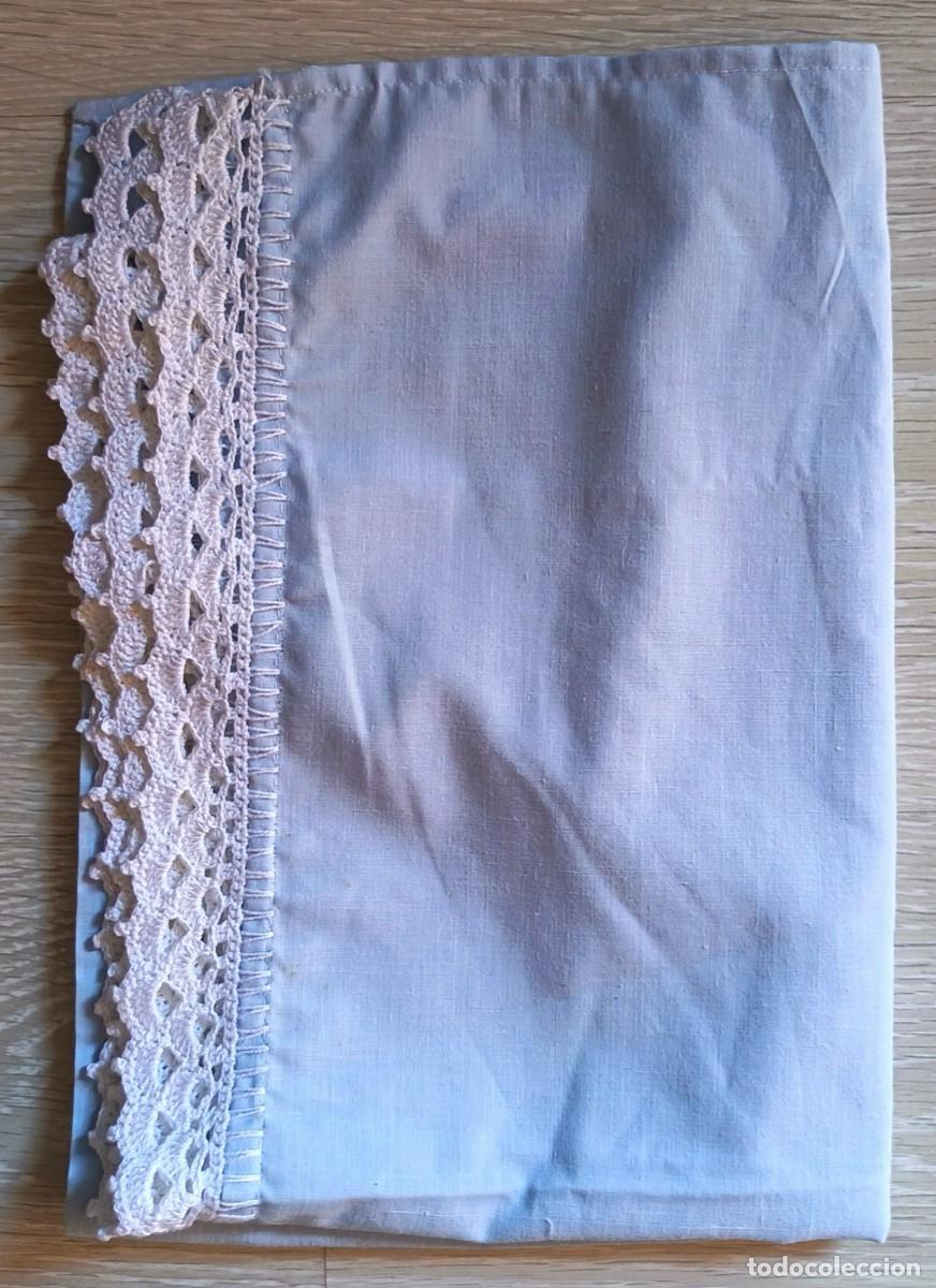 Antiquit&eacute;s: Tapete para estanteria. Azul. Algodon. Puntilla de ganchillo hecha a mano.