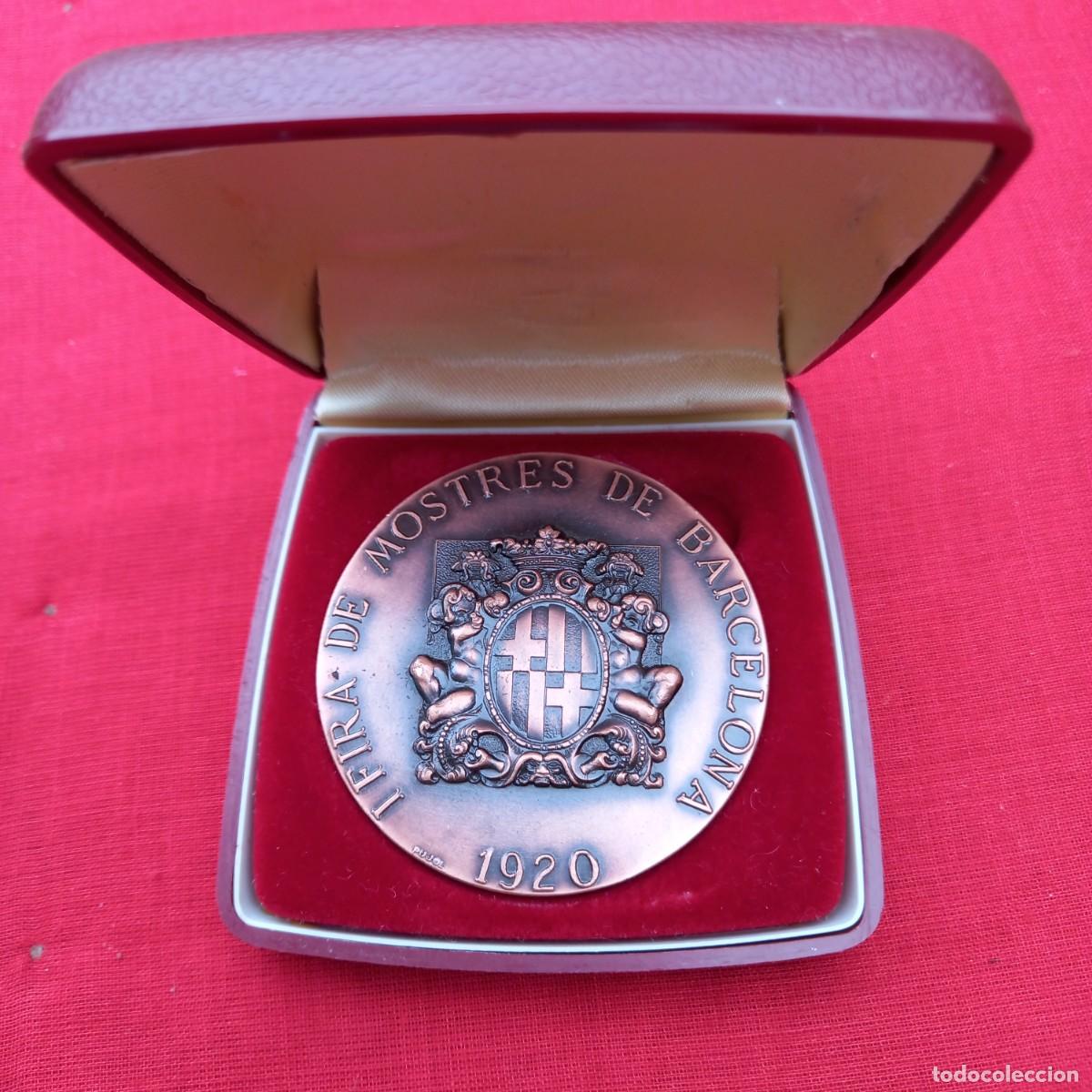 Antig&uuml;edades: MEDALLA 50 FERIAS MUESTRA BARCELONA.