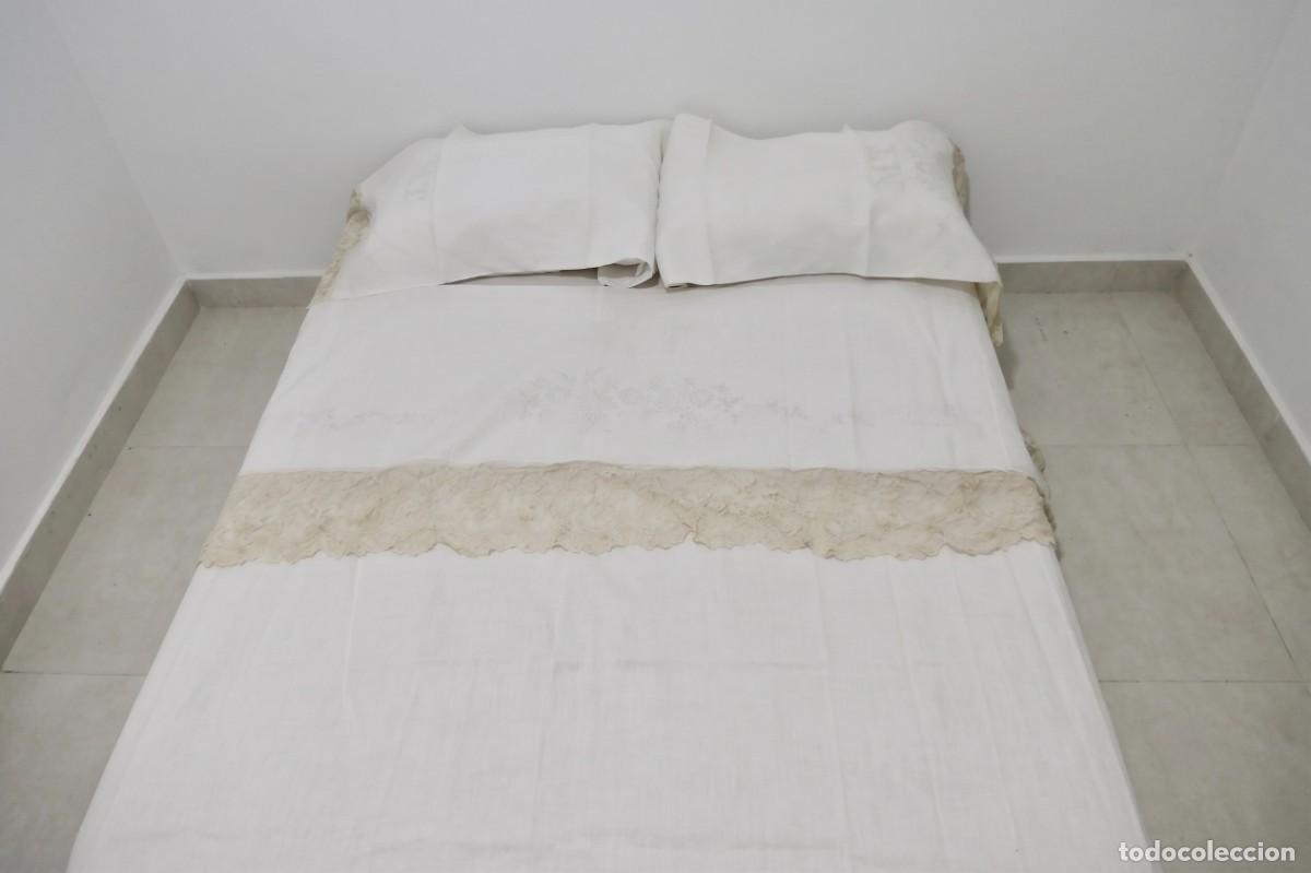 Antig&uuml;edades: Juego de Cama Vintage de Hilo/Algod&oacute;n Blanco &ndash; Encaje Ancho de Puntilla, Bordado Floral e Iniciales
