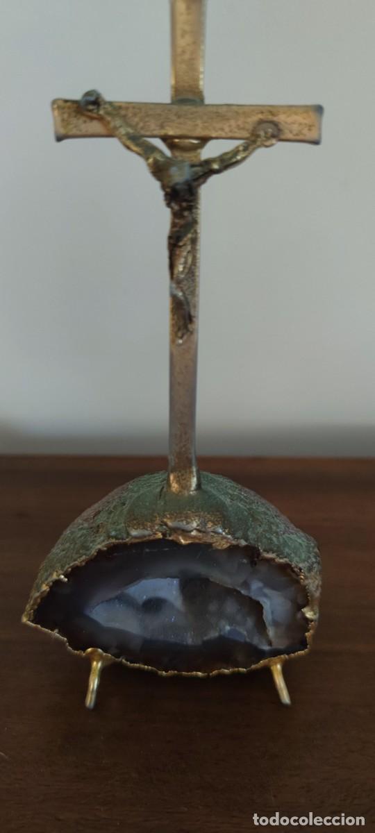 Antig&uuml;edades: Crucifijo de mesa vintage s.XX sobre base de geoda de &Aacute;gata Natural. Excelente estado