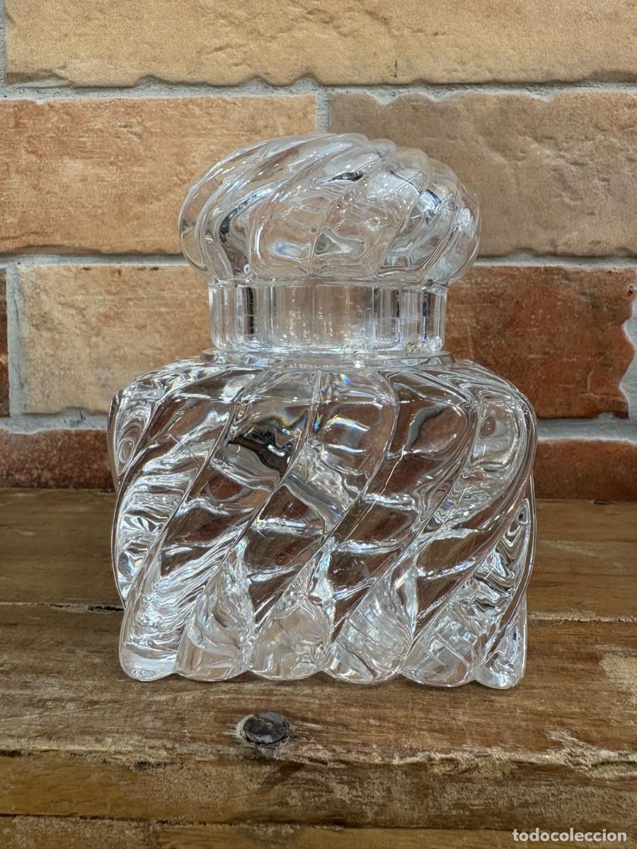 Antig&uuml;edades: Tintero Antiguo de Cristal Moldeado con Dise&ntilde;o Salom&oacute;nico