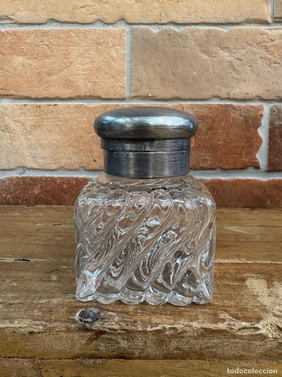 Antig&uuml;edades: Tintero Antiguo de Cristal Moldeado y Tapa Metalica Abatible
