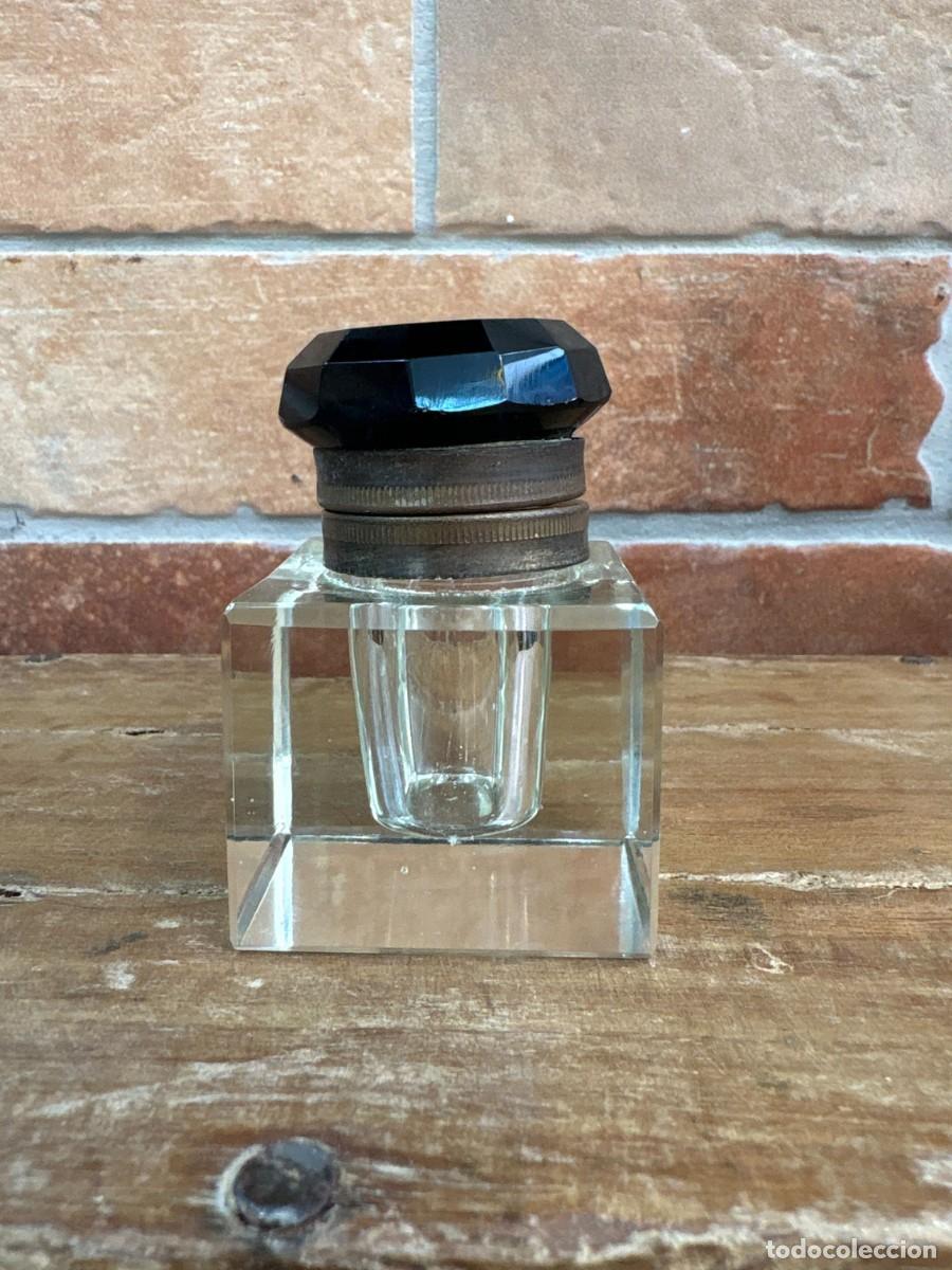 Antig&uuml;edades: Tintero Antiguo C&uacute;bico de Cristal Macizo con Tapa Biselada de Cristal Negro y Lat&oacute;n