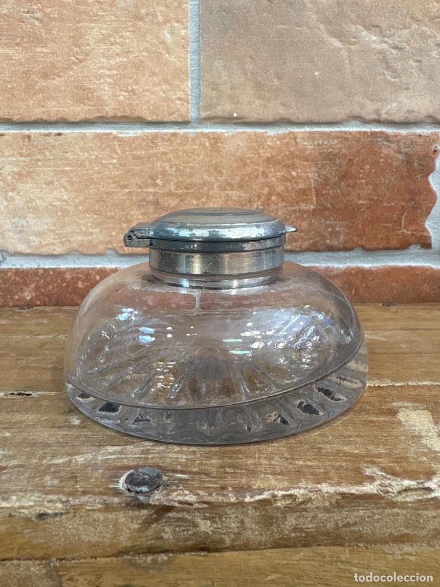 Antig&uuml;edades: Tintero Antiguo Circular de Cristal Moldeado y Tapa Met&aacute;lica