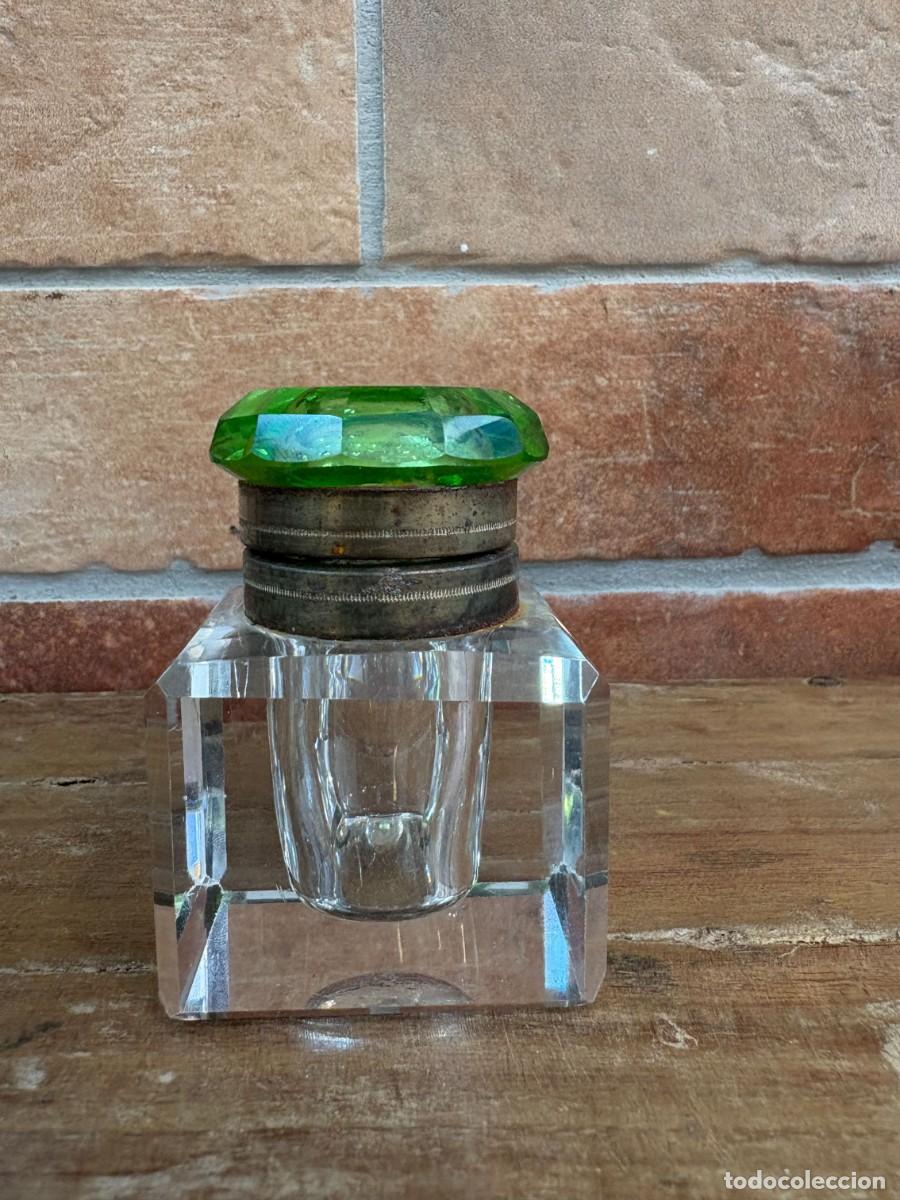 Antig&uuml;edades: Tintero Antiguo C&uacute;bico de Cristal Macizo con Tapa de Cristal Verde Facetado