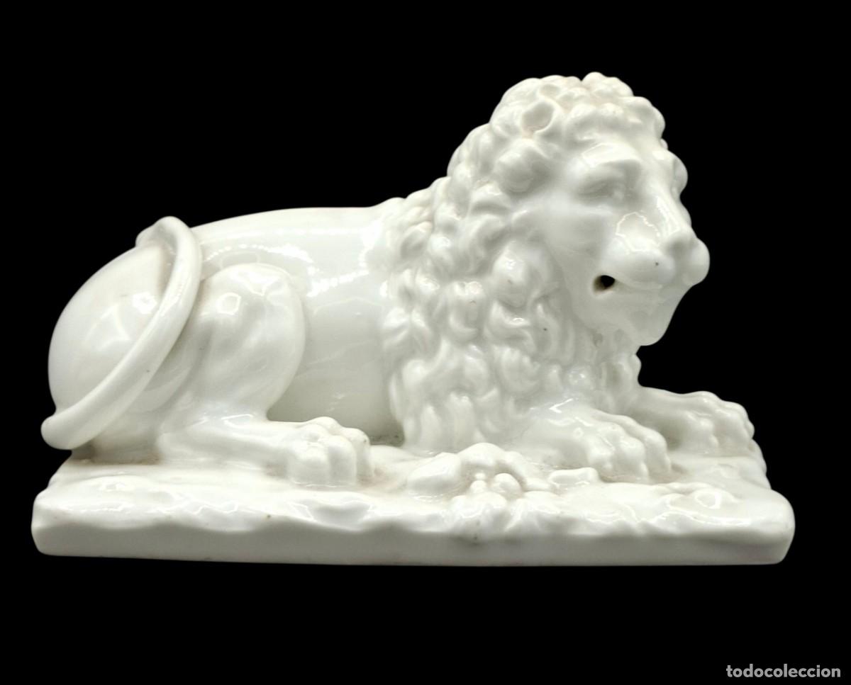 Antig&uuml;edades: ESCULTURA DE LEON AL ESTILO CLASICO EN PORCELANA BLANCA