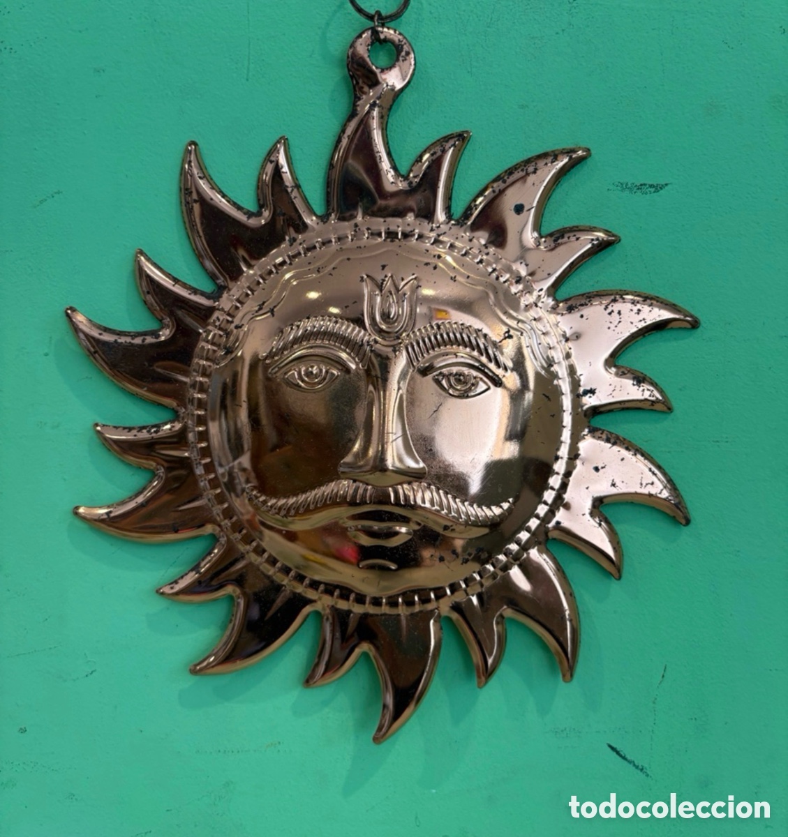 Antig&uuml;edades: Colgante decorativo de pared con forma de sol en metal