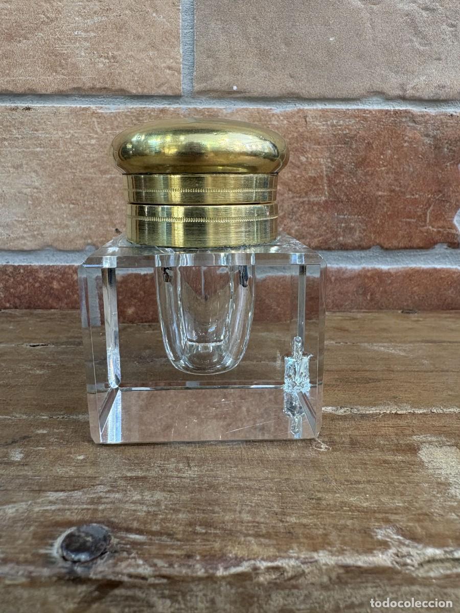 Antig&uuml;edades: Tintero Antiguo C&uacute;bico en Cristal Macizo con Tapa Abatible de Lat&oacute;n Dorado