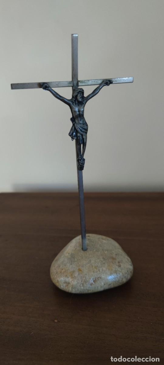 Antig&uuml;edades: Crucifijo de mesa en metal estilizado con base de piedra natural. Estilo vintage minimalista.