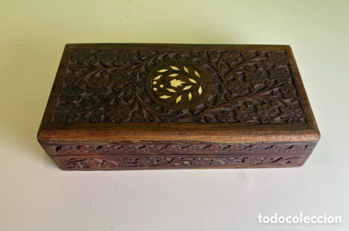 Antig&uuml;edades: Caja joyero de madera tallada a mano con marqueter&iacute;a &ndash; Interior compartimentado