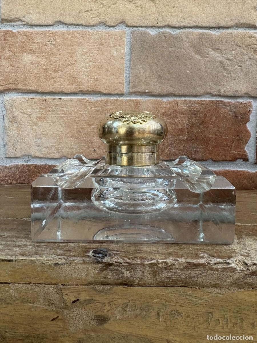 Antig&uuml;edades: Tintero Antiguo de Cristal Macizo con Base Cuadrada y Tapa de Lat&oacute;n Trabajada