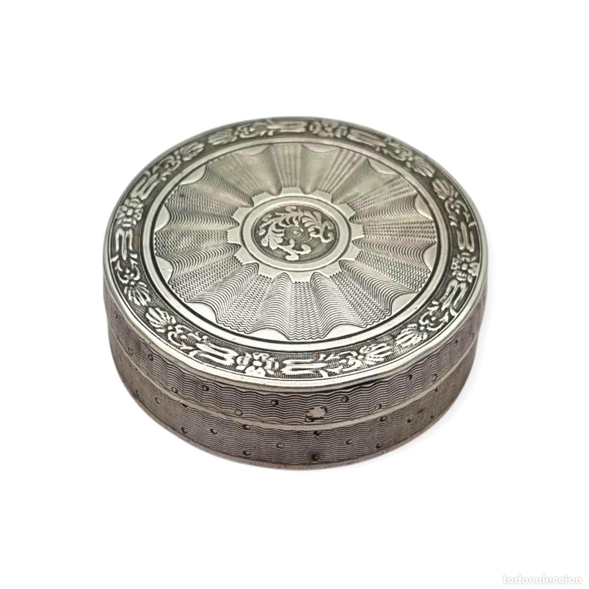 Antig&uuml;edades: Caja antigua redonda de plata guilloch&eacute; con interior sobredorado, Francia, estilo Neocl&aacute;sico, circa