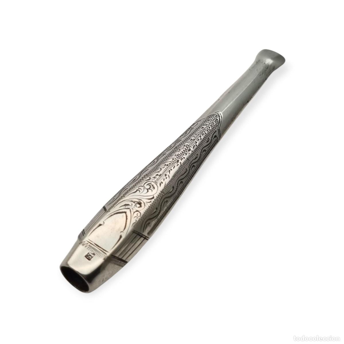 Antig&uuml;edades: Boquilla antigua para cigarrillo victoriana en plata grabada con cartela para monograma, circa 1900-