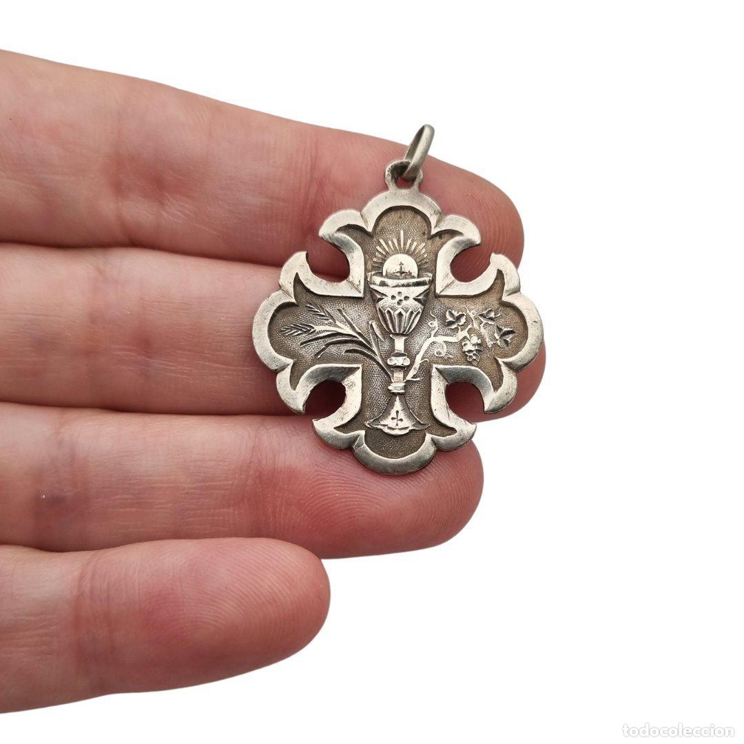 Antig&uuml;edades: Medalla religiosa antigua de Primera Comuni&oacute;n en plata con c&aacute;liz, espigas e inscripci&oacute;n de 1895