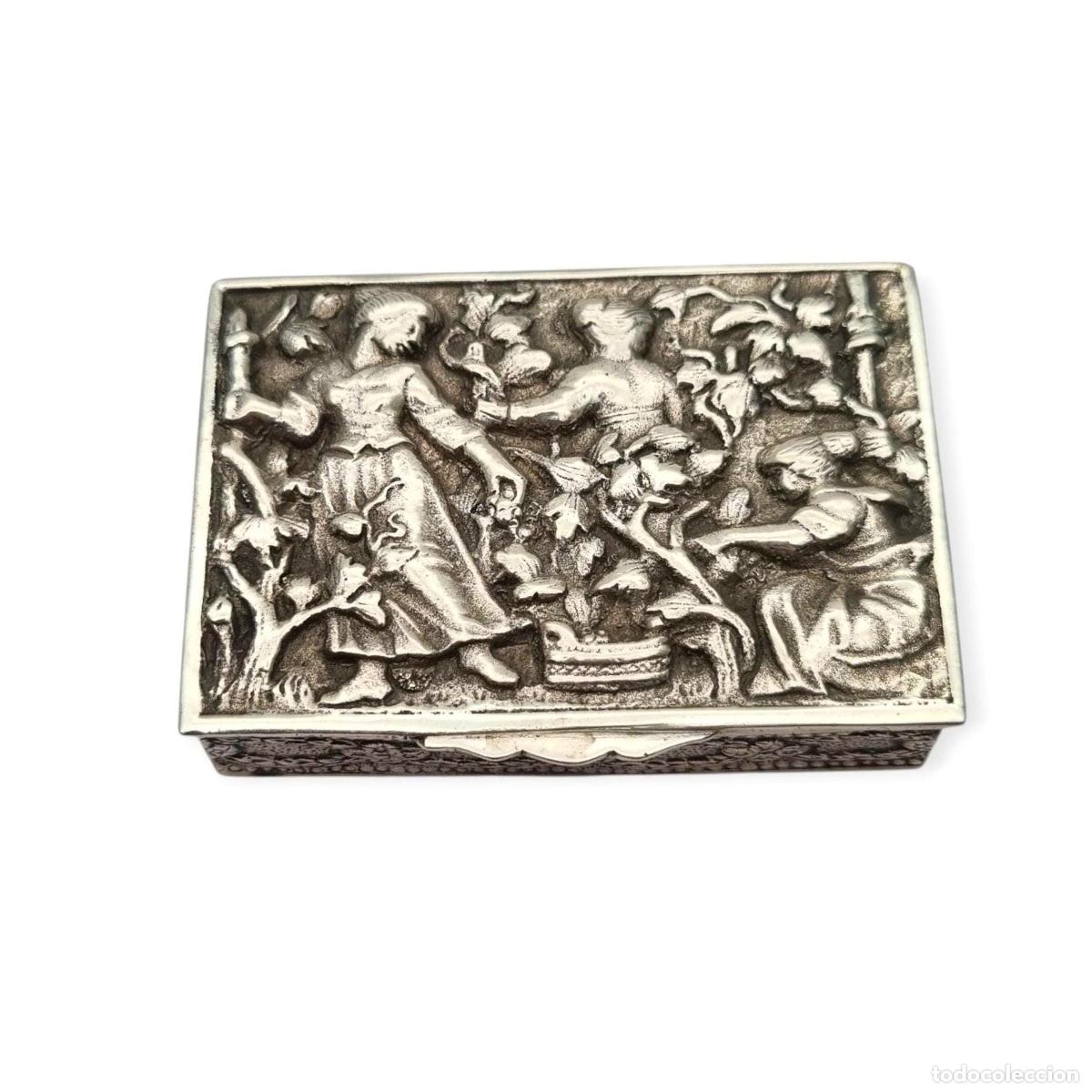Antig&uuml;edades: Caja colecci&oacute;n de plata de ley espa&ntilde;ola con relieve de escena de vendimia, interior vermeil, circa 1