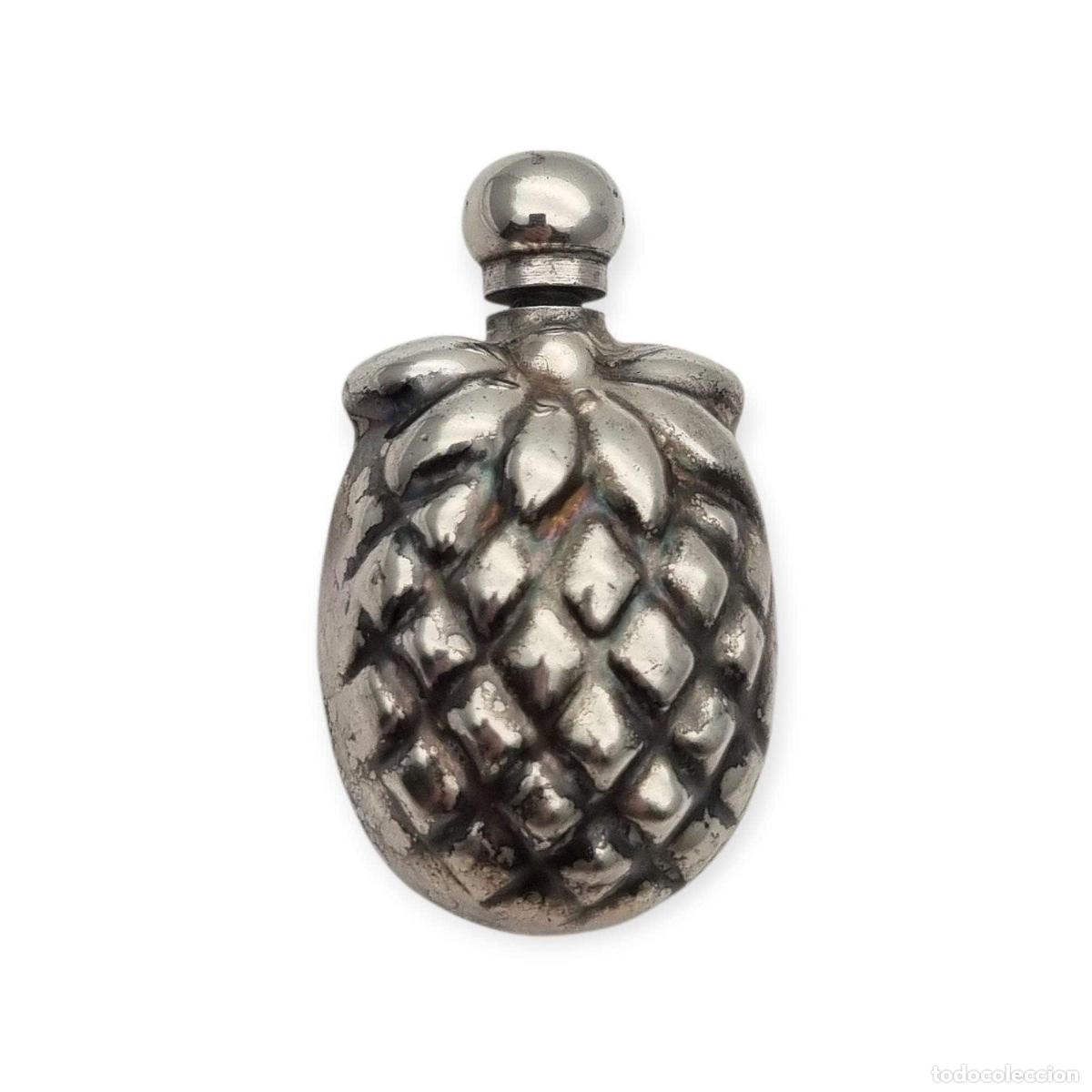 Antig&uuml;edades: Frasco perfumero miniatura plata 925 estilo naturalista con forma de pi&ntilde;a, circa 1970&ndash;1980