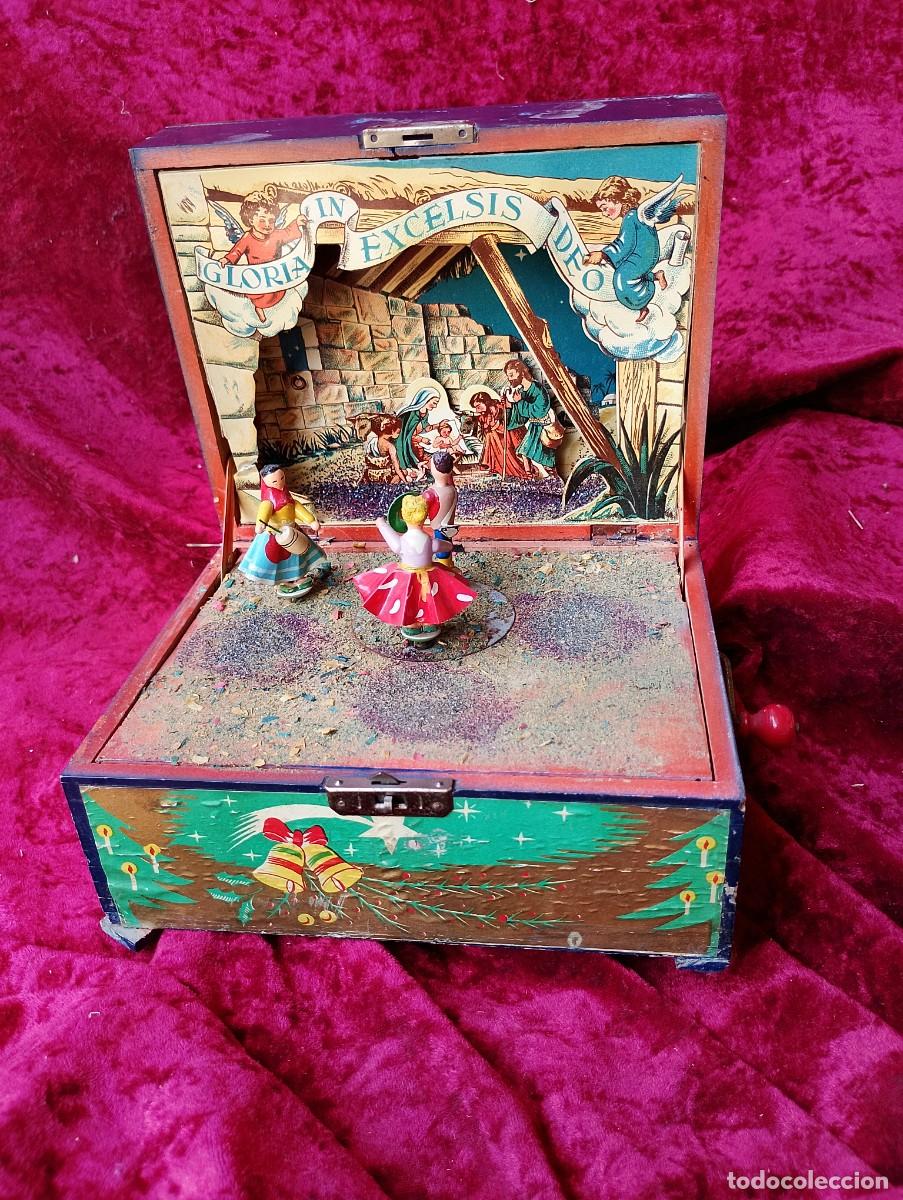 Antig&uuml;edades: Curioso pesebre/nacimiento dentro de una caja de madera parecida a la de una gramola de juguete