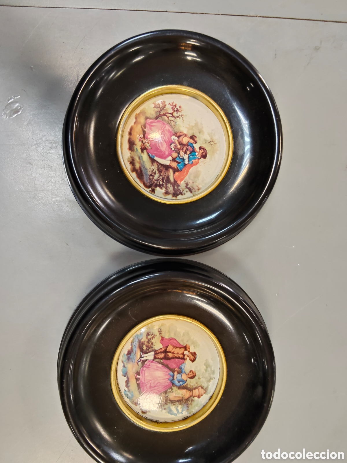 Antig&uuml;edades: ANTIGUOS CUADROS REDONDOS EN MADERA .PORCELANA.ESCENA ROM&Aacute;NTICA.16CM.