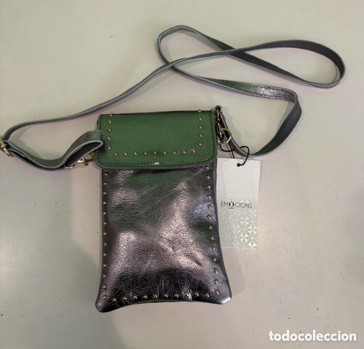 Antig&uuml;edades: Bolso bandolera Emocions de piel bicolor con tachuelas &ndash; Nuevo con etiqueta