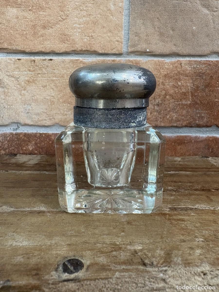 Antig&uuml;edades: Tintero Antiguo de Cristal Macizo Tallado con Base Cuadrada y Tapa Met&aacute;lica