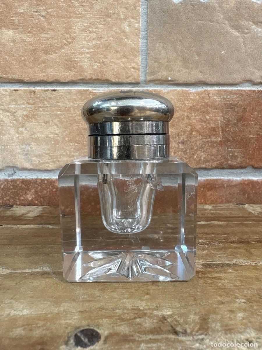 Antiquit&auml;ten: Tintero Antiguo de Cristal Macizo Tallado con Base Cuadrada y Tapa Plateada
