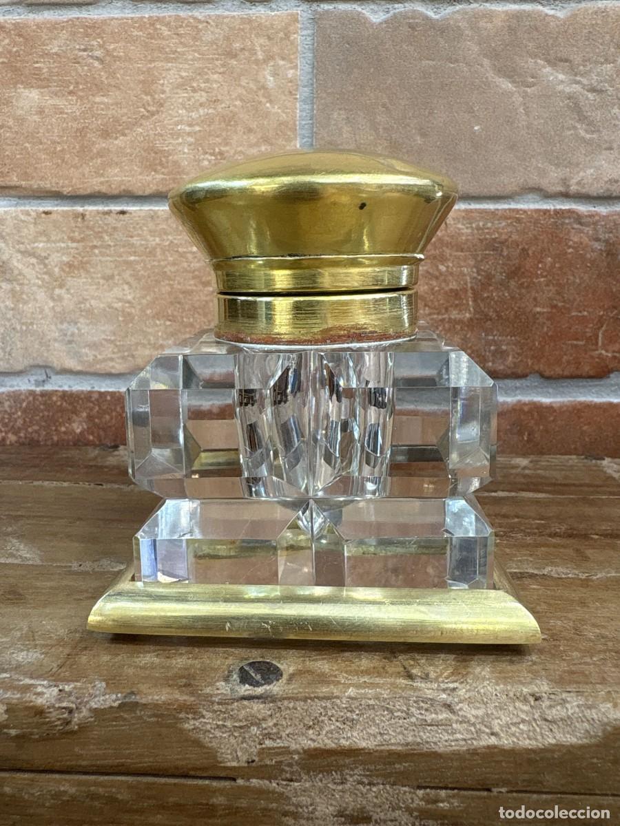 Antiquit&auml;ten: Tintero Antiguo de Cristal Macizo Tallado con Base y Tapa de Lat&oacute;n Dorado