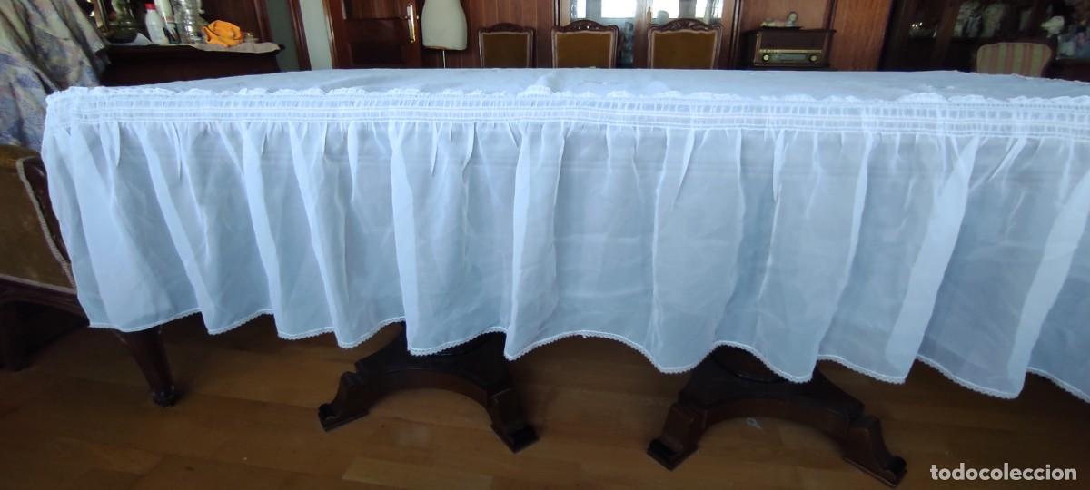 Antig&uuml;edades: COLCHA / CUBRECAMA VINTAGE DE ORGANDI/GASA BLANCA CON BORDADOS DE FLORES Y VOLANTE FRUNCIDO.