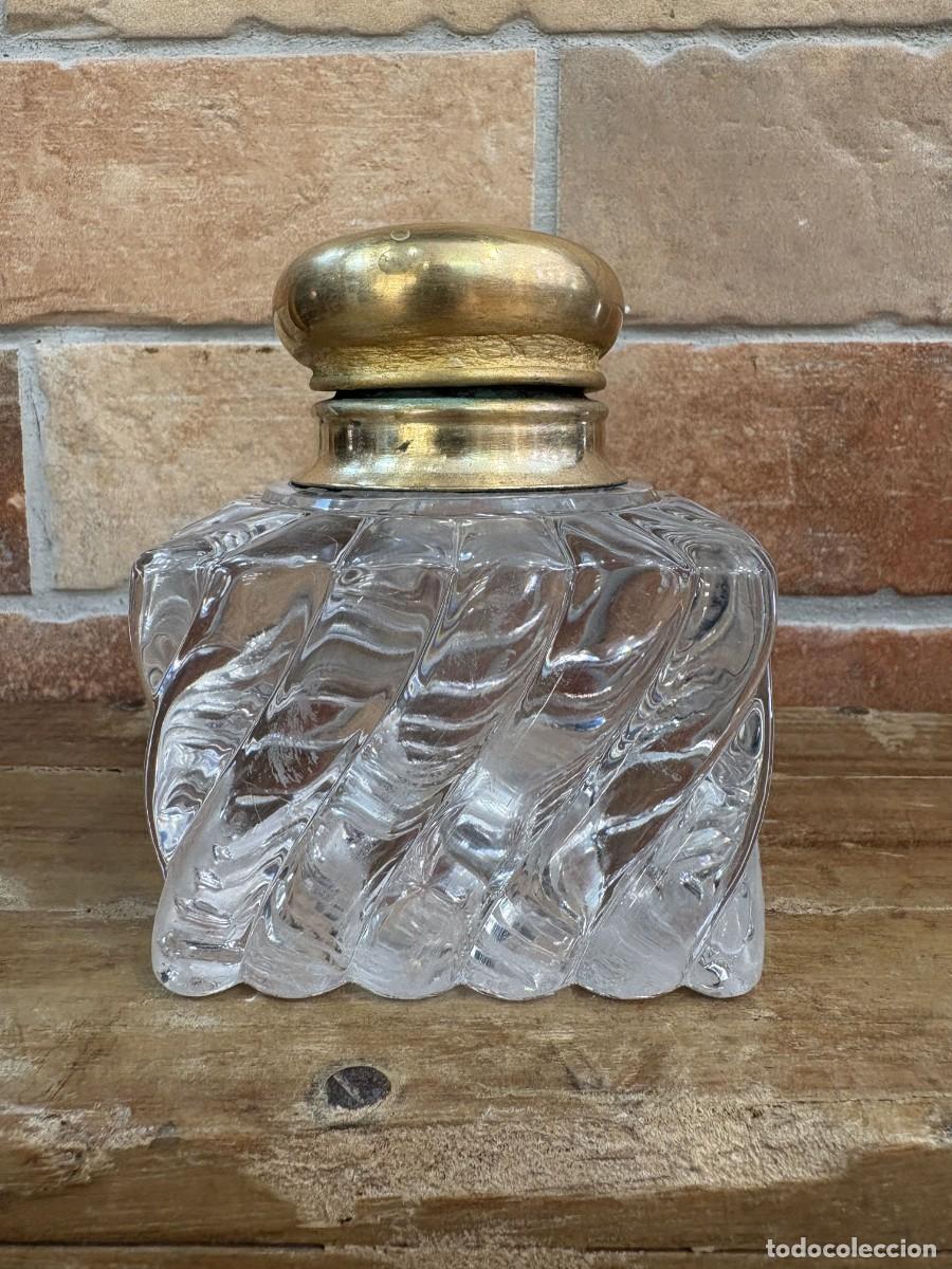 Antig&uuml;edades: Tintero Antiguo de Cristal Macizo Tallado en Espiral con Tapa de Lat&oacute;n Dorado