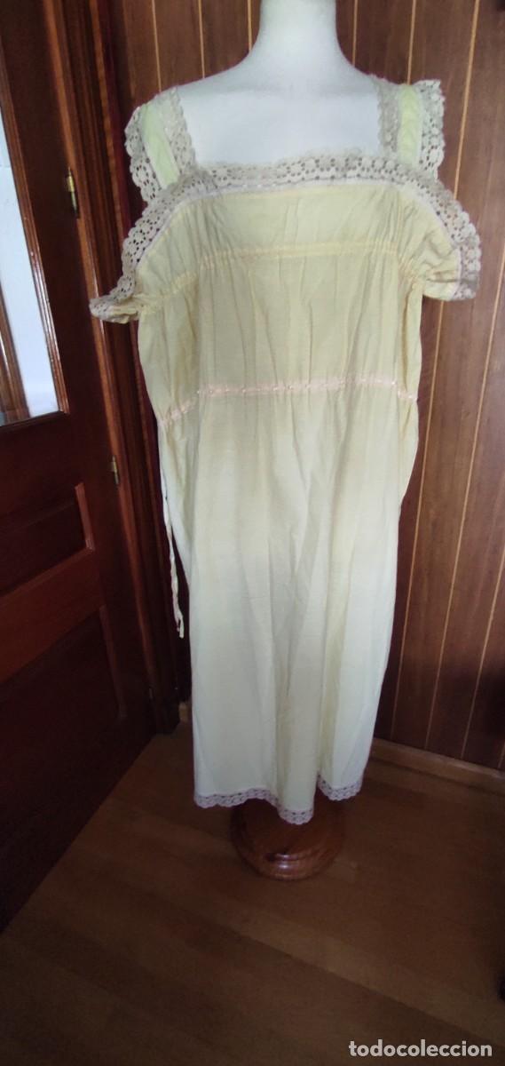 Antig&uuml;edades: CAMISON VINTAGE AMARILLO CLARO CON ENCAJE DE BOCHINE / PUNTILLA AL GANCHILLO Y ENTREDOS DE CINTA