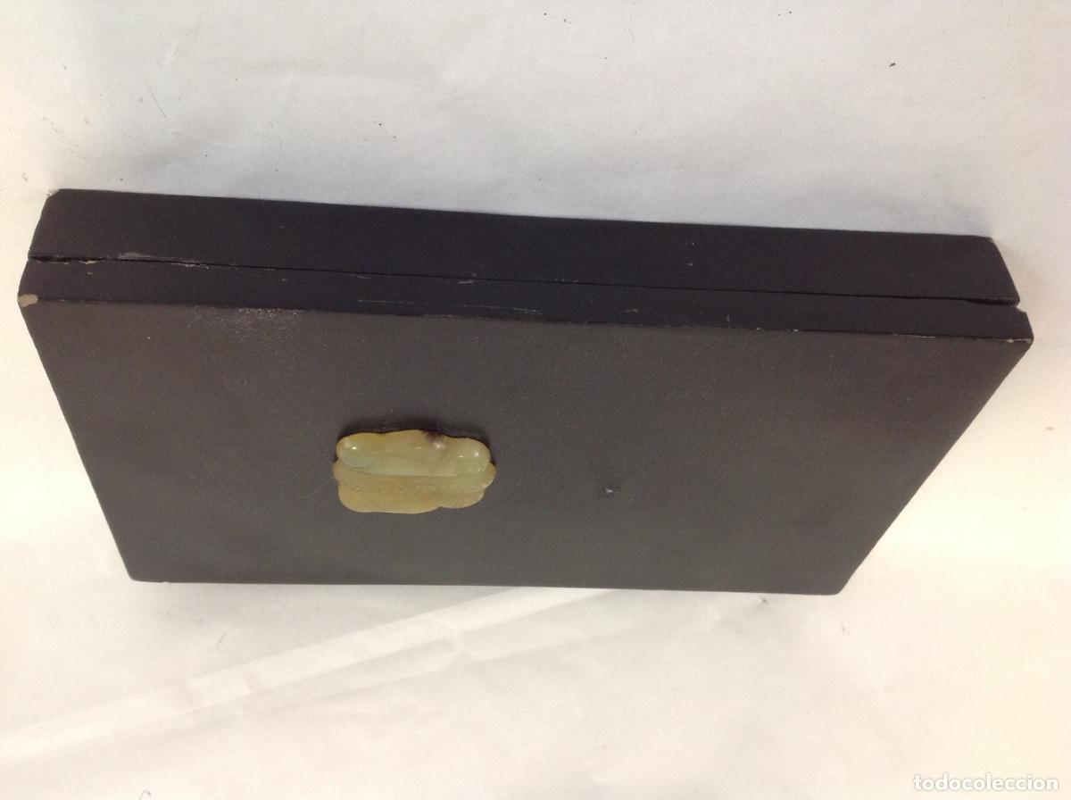 Antig&uuml;edades: Caja china lacada en negro con jade en la tapa