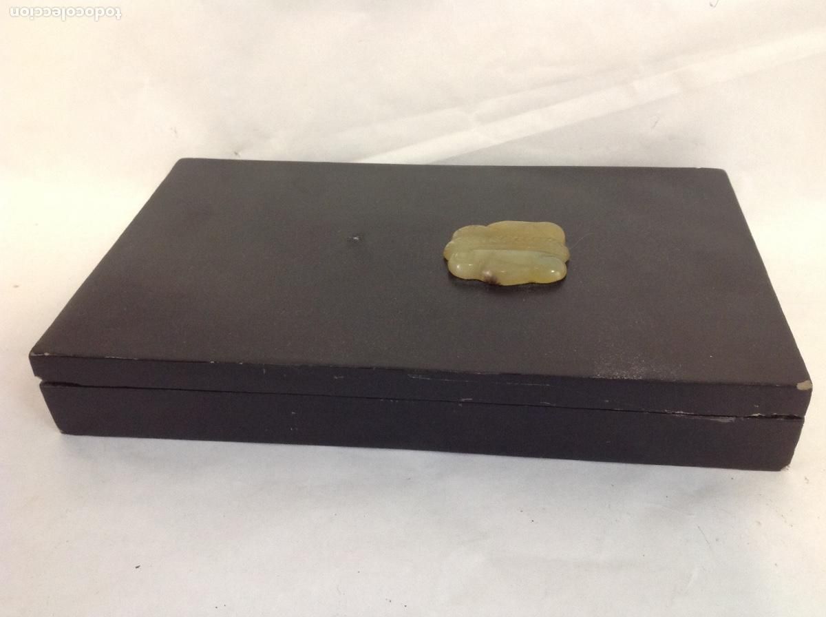 Antig&uuml;edades: Caja china lacada en negro con jade en la tapa