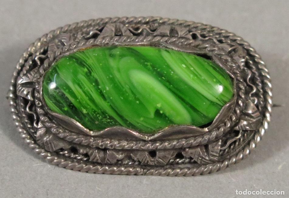 Antig&uuml;edades: BROCHE. PLATA Y VIDRIO VERDE. HACIA 1950