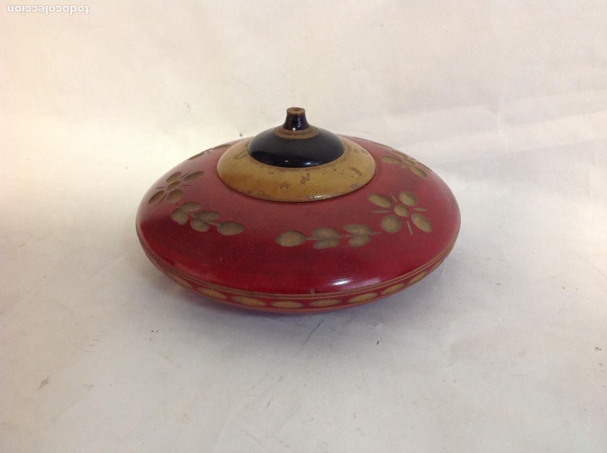 Antig&uuml;edades: Cajita circular con tapa de madera torneado y lacada en rojo y negro