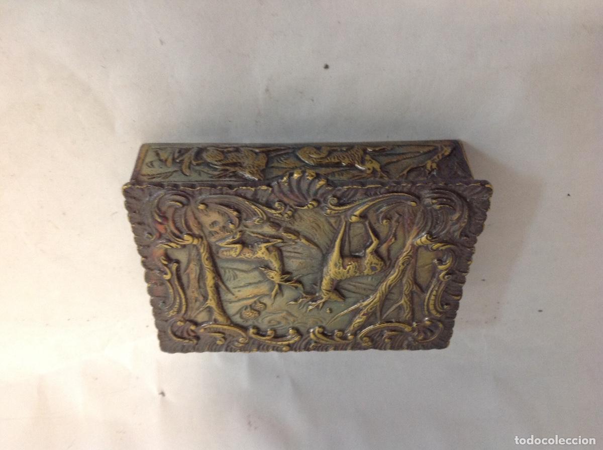 Antig&uuml;edades: Cajita de metal con decoraci&oacute;n en relieve