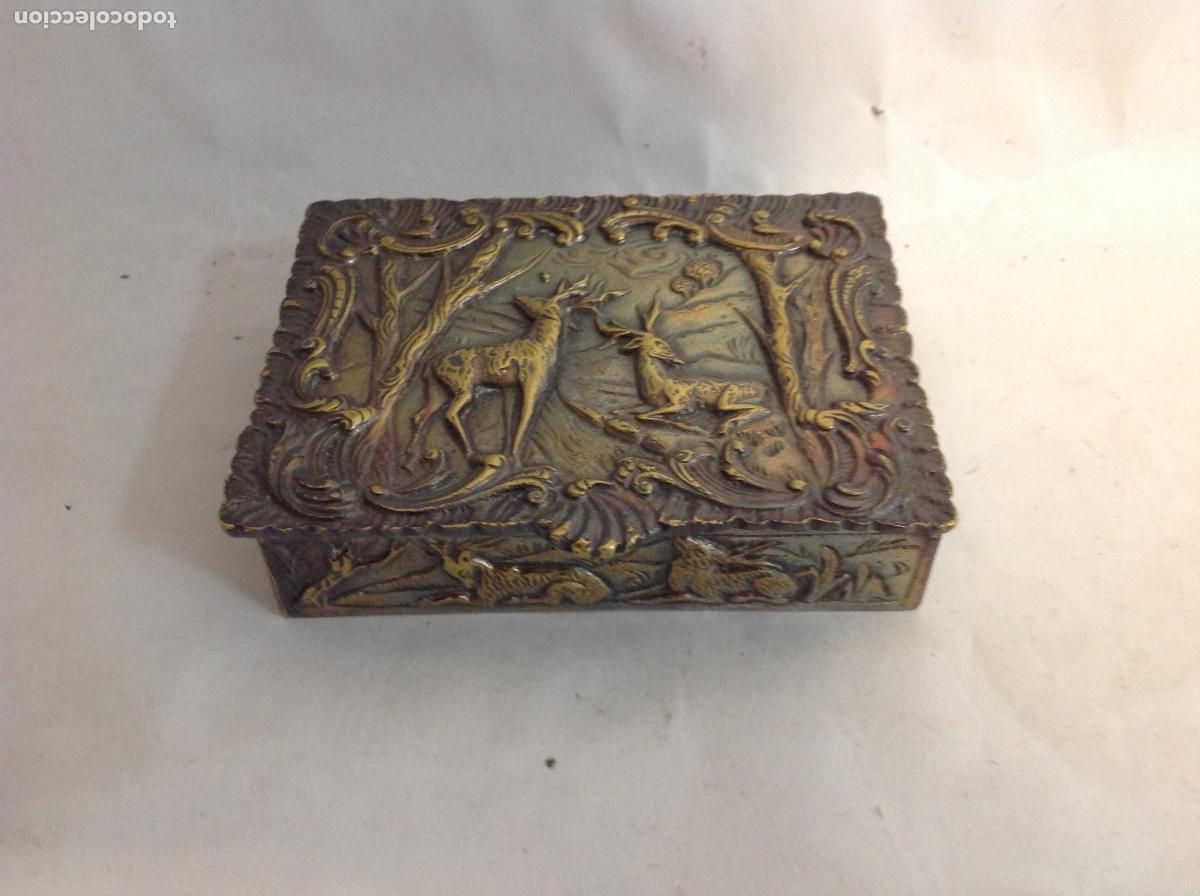 Antig&uuml;edades: Cajita de metal con decoraci&oacute;n en relieve