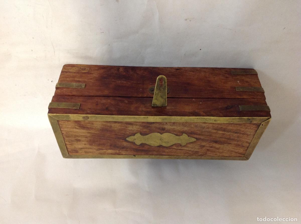 Antig&uuml;edades: Caja India de madera y lat&oacute;n dorado