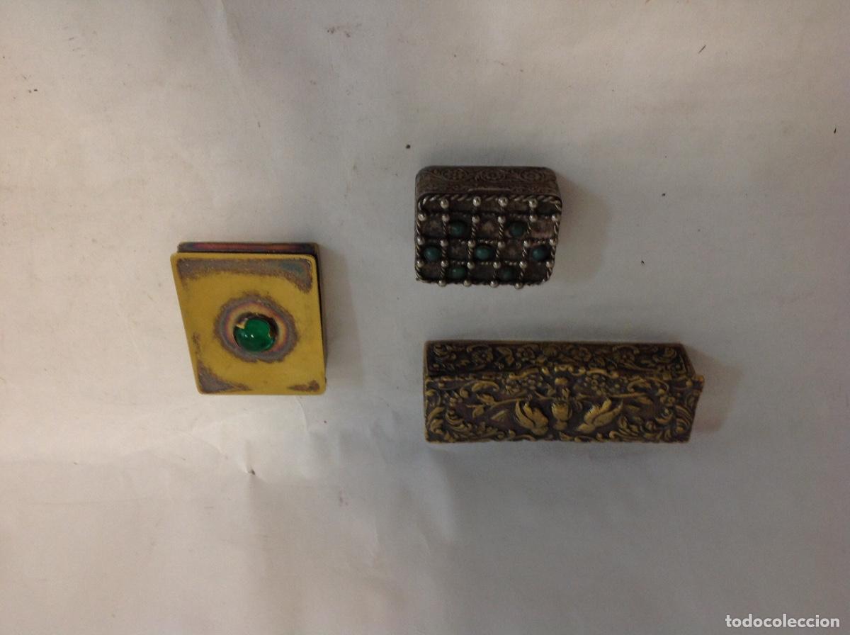 Antig&uuml;edades: 3 cajitas de colecci&oacute;n de metal y decoraciones