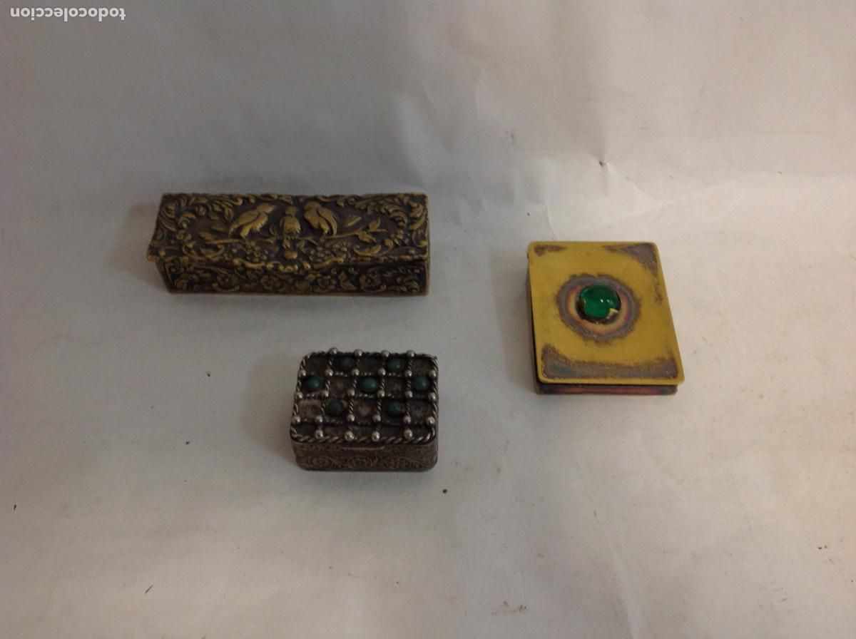 Antig&uuml;edades: 3 cajitas de colecci&oacute;n de metal y decoraciones