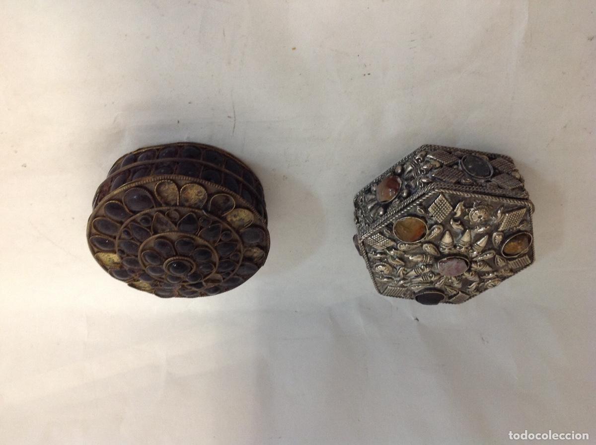 Antig&uuml;edades: 2 cajitas de colecci&oacute;n de metal con aplicaciones
