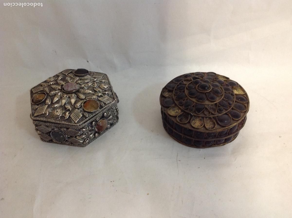 Antig&uuml;edades: 2 cajitas de colecci&oacute;n de metal con aplicaciones