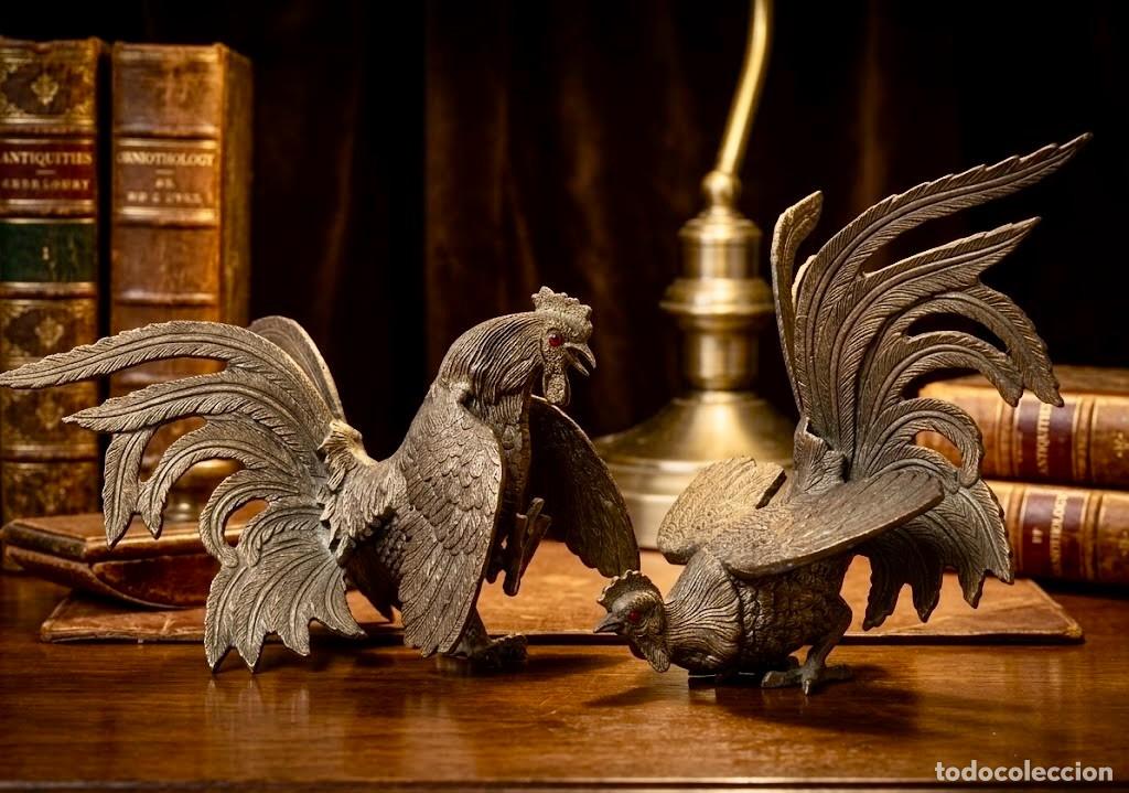 Antig&uuml;edades: Pareja de gallos de pelea en bronce. Figuras antiguas