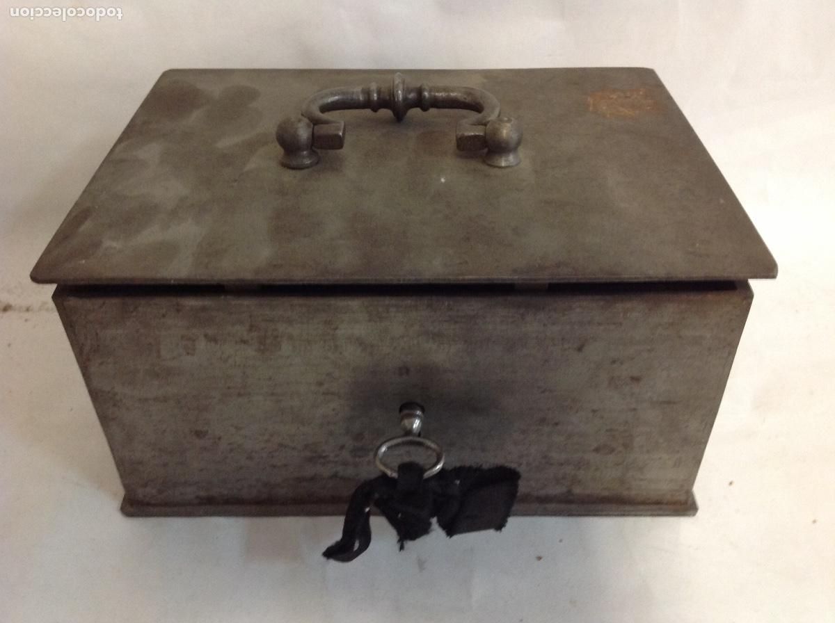 Antig&uuml;edades: Caja de caudales de hierro con llave. s XIX