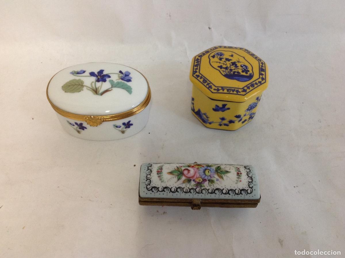 Antig&uuml;edades: 3 cajitas de colecci&oacute;n de porcelana con monturas de laton